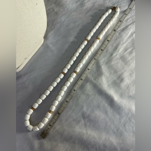 Vintage white bead and gold accent necklace - Picture 3 of 5